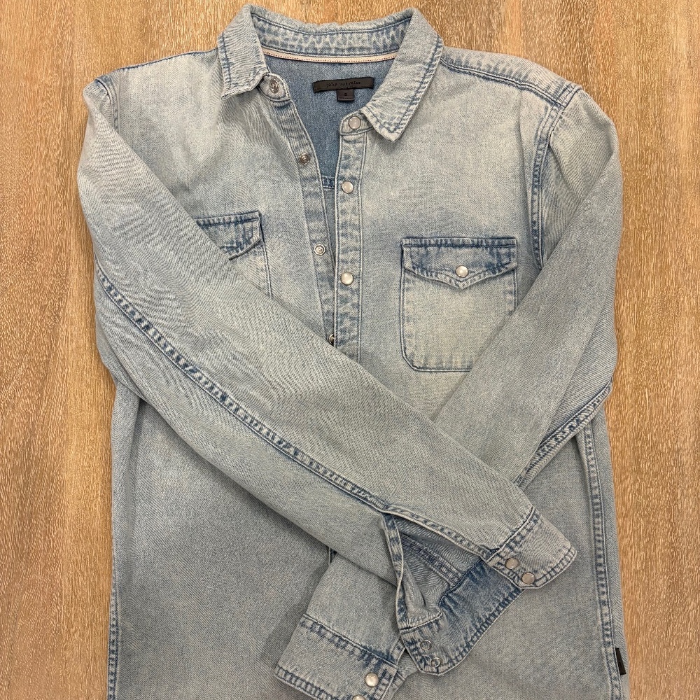 John Varvatos Men’s Light Wash Denim Snap Shirt – Size Small
